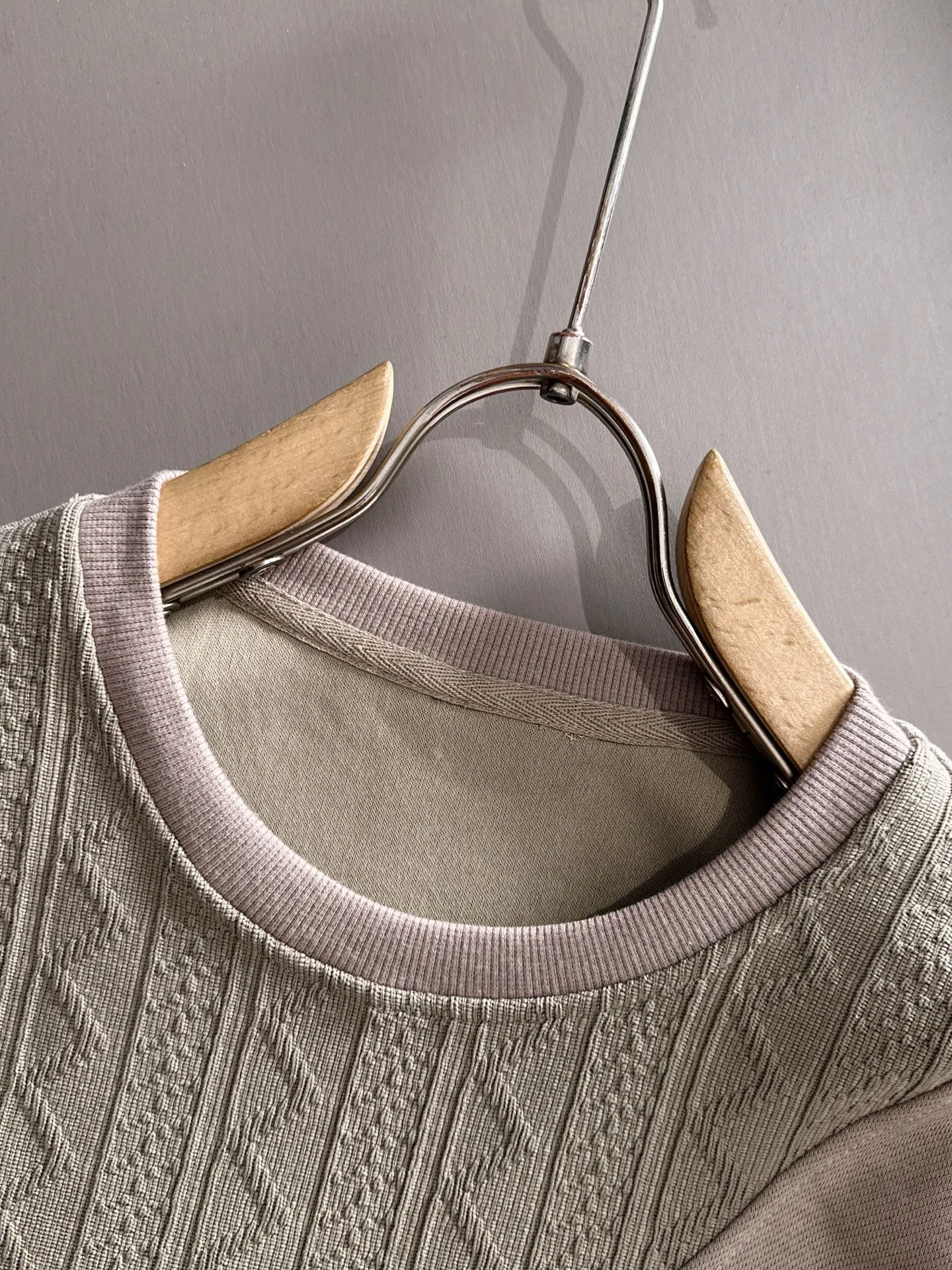 P360 Stone Island's exclusive first release of 25ss autumn and winter new round neck long-sleeved sweatshirts for men and women. Many celebrities share the same style. Craftsmanship that cannot be copied by ordinary small workshops. We are not afraid of any challenges in terms of materials, detail restoration and craftsmanship, just to provide you with wonderful products. Compare the top original versions at will. No expense is spared just to do better. Unique imported fabric feel. Purely imported German machine production. Precision operation. Thousands of needles density. Full set of new accessories with three standards for simultaneous customization. The upper body is versatile and fashionable. A perfect choice for autumn and winter. A must-have item. Size chart: m-4XL (Please state your height and weight when placing an order.